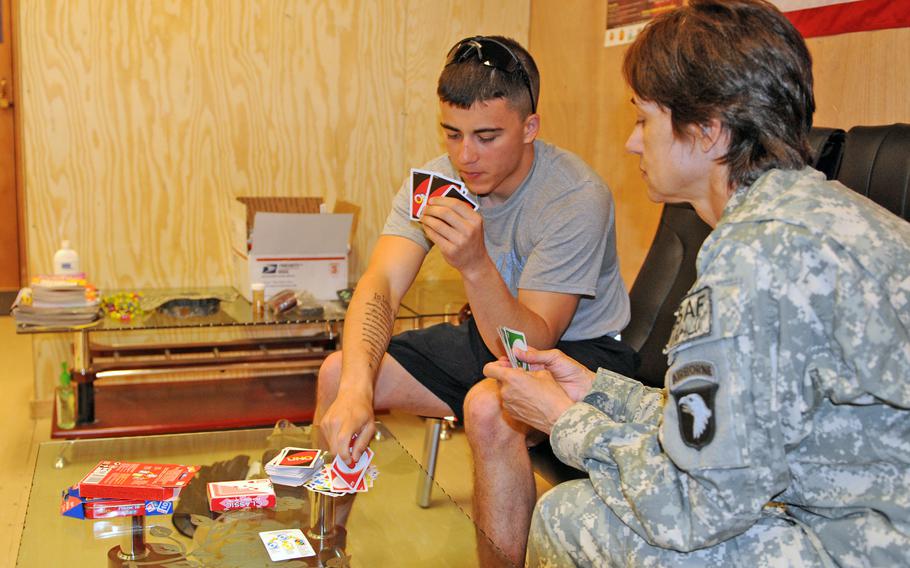 Veteran teaches another veteran how to play Uno